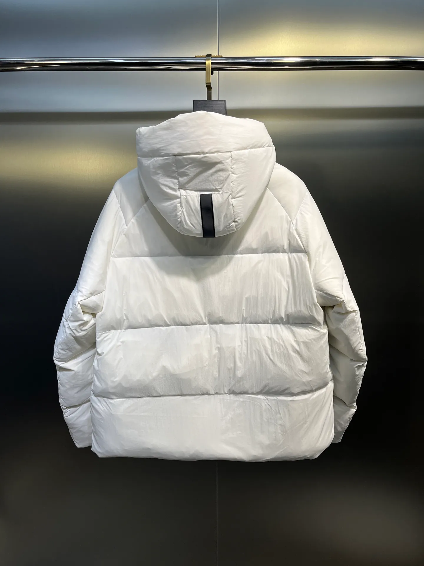 P740 Canada Goose🌟Ouyang Nana's same style 3m reflective black label down jacket junction junction parka is light weight and warm. The Junction Parka is made from soft enduraluxe fabric with cordura for added durability in high-wear areas, making it lightweight and durable. 360-degree reflective strips on the collar improve visibility in low-light environments. Features a removable hood for easy wearing during transitional periods when the weather warms up.  size：xs-xxl